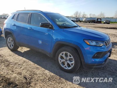 Czwarte zdjęcie samochodu z boku: 2025 JEEP COMPASS LATITUDE VIN:3C4NJDBN7ST535500 - miniatura