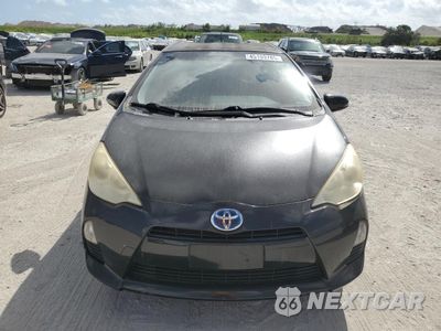 Piąte zdjęcie samochodu w środku: 2013 TOYOTA PRIUS C VIN:JTDKDTB33D1529304 - miniatura