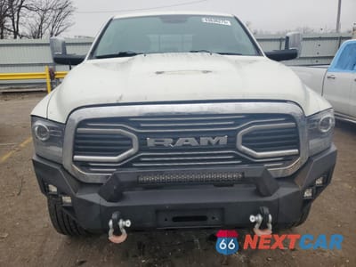 Piąte zdjęcie samochodu w środku: 2018 RAM 1500 LARAMIE VIN:1C6RR7VM7JS255694 - miniatura