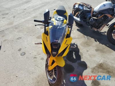 Piąte zdjęcie samochodu w środku: 2024 SUZUKI GSX800 F VIN:JS1EM13B6R7101684 - miniatura