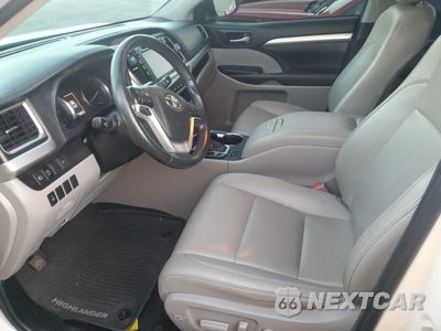 Zdjęcie 7 z 13 samochodu: 2019 TOYOTA HIGHLANDER SE VIN:5TDKZRFH5KS301184 - miniatura