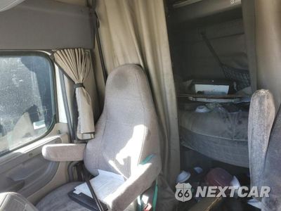 Piąte zdjęcie samochodu w środku: 2015 FREIGHTLINER CASCADIA 125 VIN:3AKJGLD52FSGA7821 - miniatura