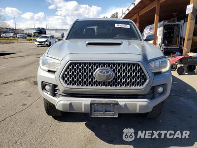 Piąte zdjęcie samochodu w środku: 2018 TOYOTA TACOMA DOUBLE CAB VIN:3TMCZ5AN2JM186665 - miniatura