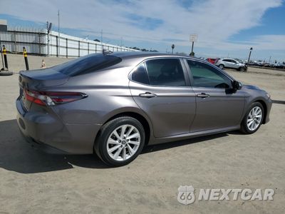 Trzecie zdjęcie samochodu z tyłu: 2022 TOYOTA CAMRY LE VIN:4T1C11AK4NU047298 - miniatura