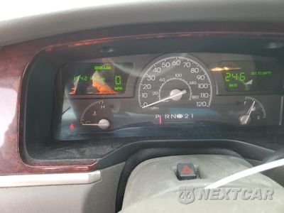 Zdjęcie 9 z 12 samochodu: 2003 LINCOLN TOWN CAR EXECUTIVE VIN:1LNHM81W63Y670100 - miniatura