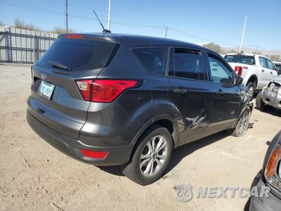 Trzecie zdjęcie samochodu z tyłu: 2019 FORD ESCAPE S VIN:1FMCU0F76KUA80269 - miniatura