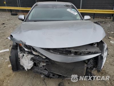 Piąte zdjęcie samochodu w środku: 2020 TOYOTA CAMRY LE VIN:4T1L11AK6LU337460 - miniatura