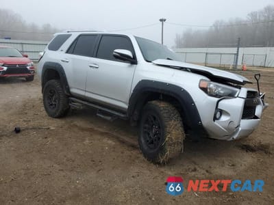 Czwarte zdjęcie samochodu z boku: 2018 TOYOTA 4RUNNER SR5 VIN:JTEZU5JR3J5176420 - miniatura
