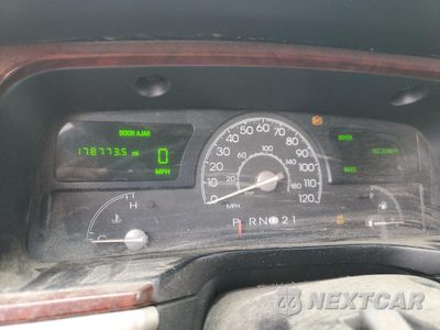 Zdjęcie 9 z 12 samochodu: 2004 LINCOLN TOWN CAR EXECUTIVE VIN:1L1FM81W54Y684645 - miniatura