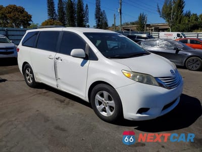 Czwarte zdjęcie samochodu z boku: 2017 TOYOTA SIENNA LE VIN:5TDKZ3DC5HS807224 - miniatura