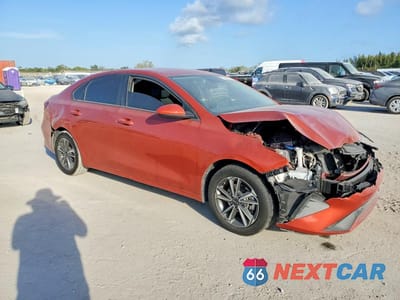 Czwarte zdjęcie samochodu z boku: 2023 KIA FORTE LXS VIN:3KPF24AD6PE581051 - miniatura