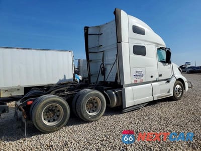 Czwarte zdjęcie samochodu z boku: 2019 VOLVO VNL SEMI TRUCK VIN:4V4NC9EH8KN201669 - miniatura