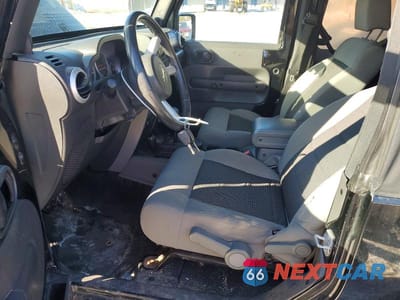 Zdjęcie 7 z 12 samochodu: 2010 JEEP WRANGLER SAHARA VIN:1J4AA5D19AL137210 - miniatura