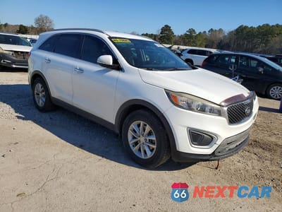 Czwarte zdjęcie samochodu z boku: 2018 KIA SORENTO LX VIN:5XYPG4A38JG424001 - miniatura