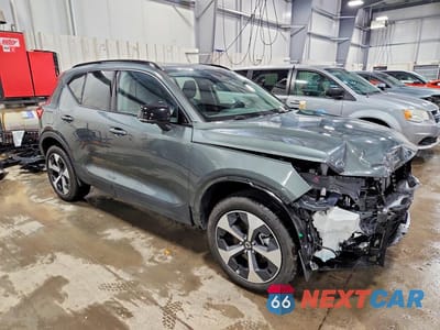 Czwarte zdjęcie samochodu z boku: 2026 VOLVO XC40 PLUS VIN:YV4L12UC3T2724880 - miniatura