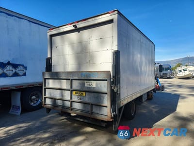 Trzecie zdjęcie samochodu z tyłu: 2011 ISUZU NPR BOX TRUCK VIN:JALB4W170B7401200 - miniatura