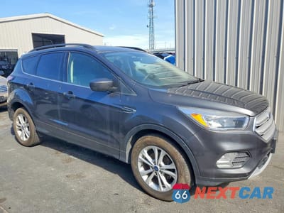 Czwarte zdjęcie samochodu z boku: 2018 FORD ESCAPE SE VIN:1FMCU0GD3JUC61395 - miniatura