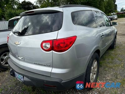 Czwarte zdjęcie samochodu z boku: 2010 CHEVROLET TRAVERSE LT VIN:1GNLVGED8AS106129 - miniatura