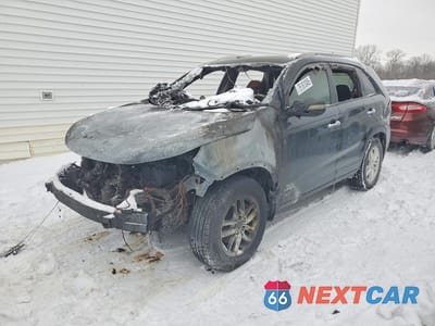 2015 KIA SORENTO LX 5XYKTDA78FG624831 - główne zdjęcie licytacji z USA - miniatura