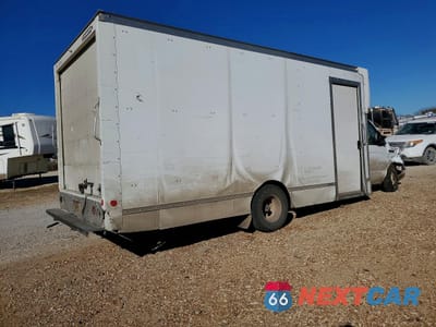 Trzecie zdjęcie samochodu z tyłu: 2022 FORD E450 DELIVERY TRUCK VIN:1FDXE4FN9NDC35678 - miniatura
