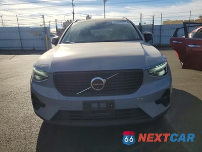 Piąte zdjęcie samochodu w środku: 2025 VOLVO XC40 PLUS VIN:YV4L12UC7S2468886 - miniatura