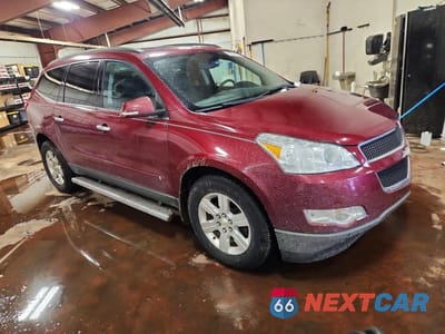 Czwarte zdjęcie samochodu z boku: 2010 CHEVROLET TRAVERSE LT VIN:1GNLRGED5AS149959 - miniatura