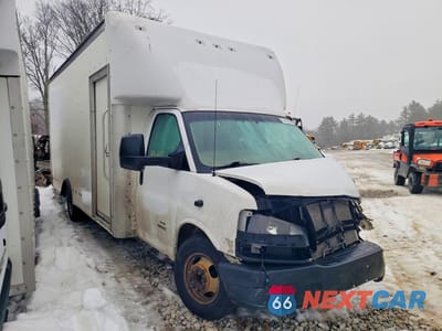 Czwarte zdjęcie samochodu z boku: 2018 CHEV EXPRESS G4500 VIN:1HA6GVCG0JN007879 - miniatura