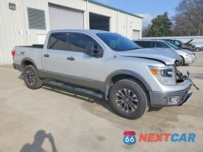 Czwarte zdjęcie samochodu z boku: 2019 NISSAN TITAN SV VIN:1N6AA1E58KN502270 - miniatura