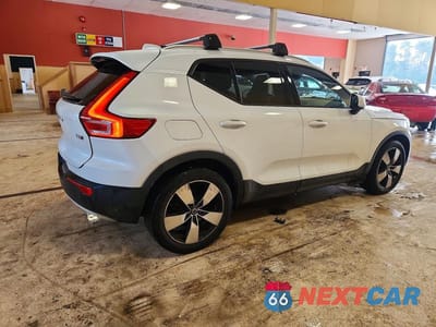 Trzecie zdjęcie samochodu z tyłu: 2021 VOLVO XC40 T5 MOMENTUM VIN:YV4162UK2M2403821 - miniatura