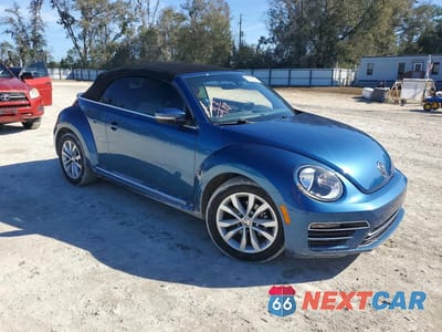 Czwarte zdjęcie samochodu z boku: 2017 VOLKSWAGEN BEETLE S/SE VIN:3VW517AT6HM813658 - miniatura