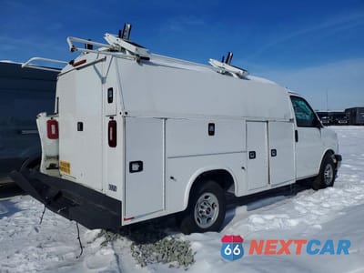 Trzecie zdjęcie samochodu z tyłu: 2021 GMC SAVANA UTILITY / SERVICE TRUCK VIN:1GD07RF71M1201941 - miniatura