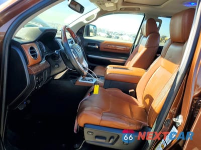 Zdjęcie 7 z 14 samochodu: 2016 TOYOTA TUNDRA CREWMAX 1794 VIN:5TFAY5F14GX548014 - miniatura
