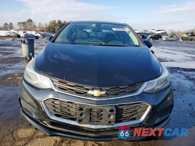Piąte zdjęcie samochodu w środku: 2018 CHEVROLET CRUZE LT VIN:1G1BE5SM6J7106686 - miniatura