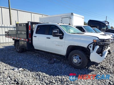Czwarte zdjęcie samochodu z boku: 2024 CHEVROLET SILVERADO FLATBED TRUCK VIN:1GB4YSE74RF191450 - miniatura