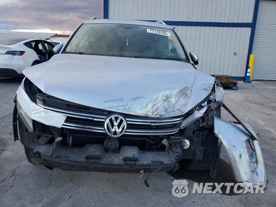 Piąte zdjęcie samochodu w środku: 2017 VOLKSWAGEN TIGUAN WOLFSBURG VIN:WVGSV7AX0HW513218 - miniatura