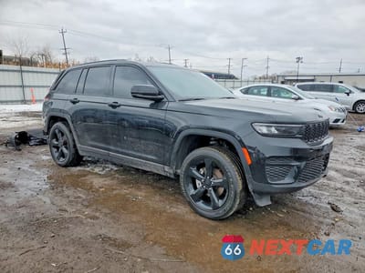 Czwarte zdjęcie samochodu z boku: 2024 JEEP GRAND CHEROKEE LAREDO VIN:1C4RJHAG2RC263696 - miniatura