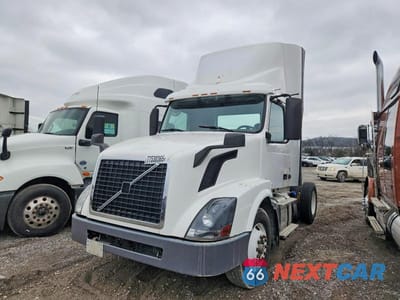 Drugie zdjęcie samochodu z przodu: 2017 VOLVO VNL SEMI TRUCK VIN:4V4N39TG6HN988043 - miniatura
