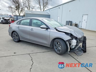 Czwarte zdjęcie samochodu z boku: 2023 KIA FORTE LXS VIN:3KPF24AD3PE554745 - miniatura