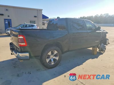 Trzecie zdjęcie samochodu z tyłu: 2024 RAM 1500 LARAMIE VIN:1C6SRFJT3RN178678 - miniatura