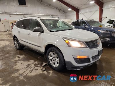 Czwarte zdjęcie samochodu z boku: 2017 CHEVROLET TRAVERSE LS VIN:1GNKVFKD5HJ100587 - miniatura