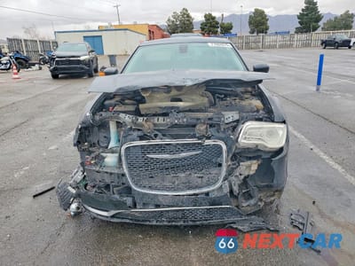 Piąte zdjęcie samochodu w środku: 2015 CHRYSLER 300 VIN:2C3CCAAG0FH785943 - miniatura