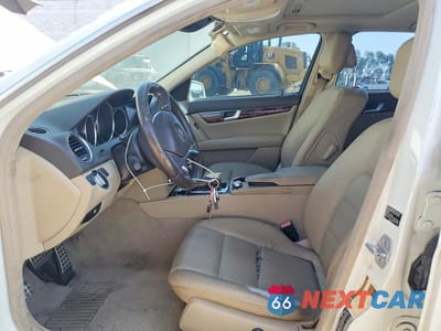 Zdjęcie 7 z 12 samochodu: 2012 MERCEDES-BENZ C 250 VIN:WDDGF4HB8CA610498 - miniatura