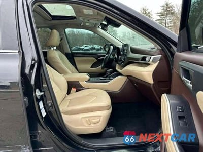 Piąte zdjęcie samochodu w środku: 2021 TOYOTA HIGHLANDER HYBRID XLE VIN:5TDGBRCH7MS527583 - miniatura