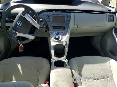 Zdjęcie 8 z 12 samochodu: 2013 TOYOTA PRIUS THREE VIN:JTDKN3DU0D0350405 - miniatura
