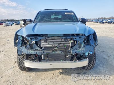 Piąte zdjęcie samochodu w środku: 2025 TOYOTA 4RUNNER SR5 VIN:JTEVA5BR3S5062313 - miniatura