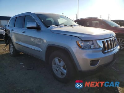Czwarte zdjęcie samochodu z boku: 2012 JEEP GRAND CHEROKEE LAREDO VIN:1C4RJFAG5CC220174 - miniatura
