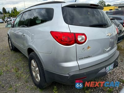 Trzecie zdjęcie samochodu z tyłu: 2010 CHEVROLET TRAVERSE LT VIN:1GNLVGED8AS106129 - miniatura