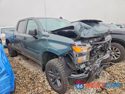 Czwarte zdjęcie samochodu z boku: 2026 CHEVROLET SILVERADO K1500 TRAIL BOSS CUSTOM VIN:3GCUKCE86TG244120 - miniatura