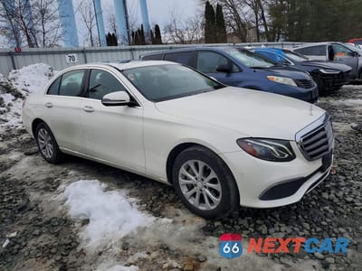 Czwarte zdjęcie samochodu z boku: 2017 MERCEDES-BENZ E 300 4MATIC VIN:WDDZF4KB8HA110608 - miniatura