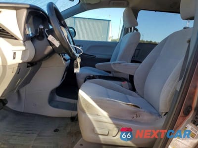 Zdjęcie 7 z 11 samochodu: 2018 TOYOTA SIENNA LE VIN:5TDKZ3DC8JS903838 - miniatura